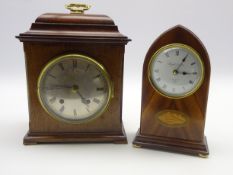 Early 20th century oak cased mantel clock, Roman dial, sarcophagus shaped top,