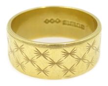18ct gold wedding band, engraved star decoration, hallmarked, approx 7.
