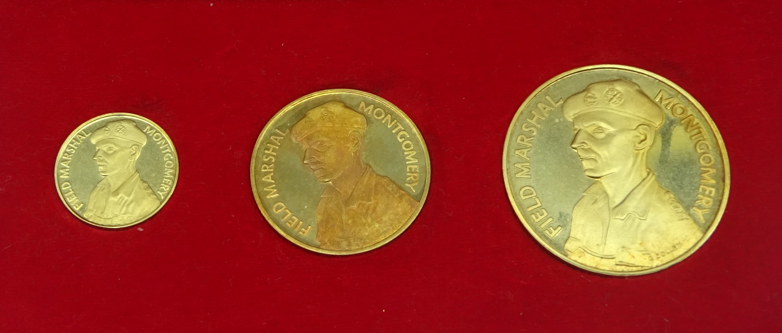 Set of three 18ct gold medals commemorating the 25th anniversary of Desert War, - Image 2 of 2