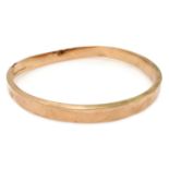 9ct rose gold bangle Chester 1925, approx 11.