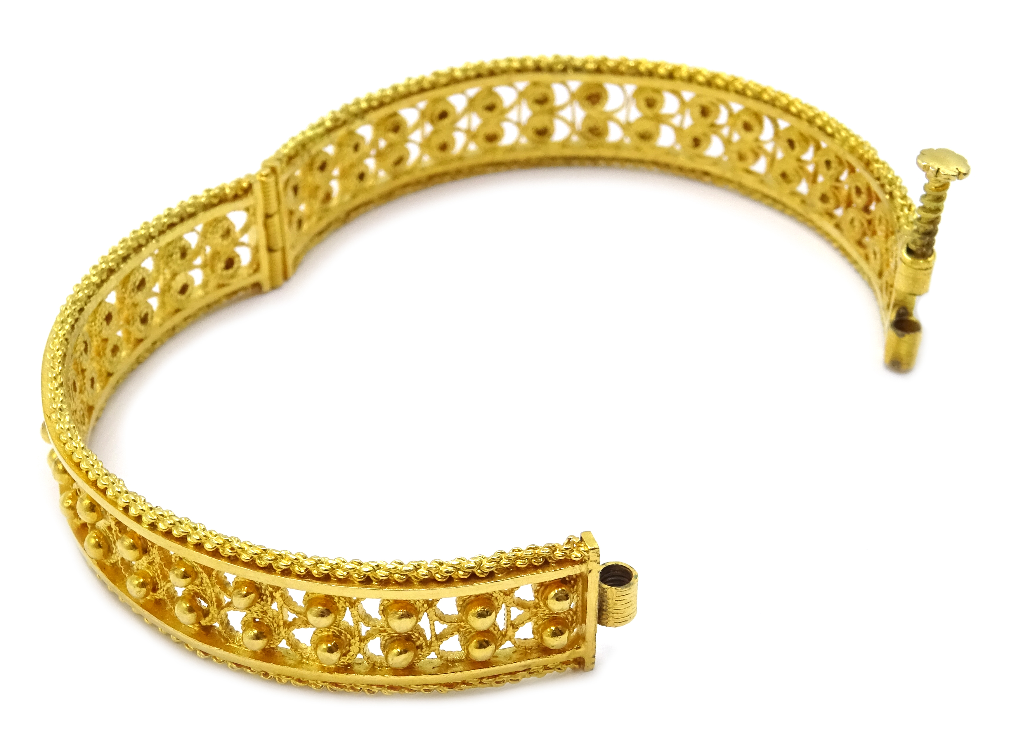 Ethiopian 22ct gold (tested) filigree design bangle with screw clasp, approx 33. - Image 4 of 4