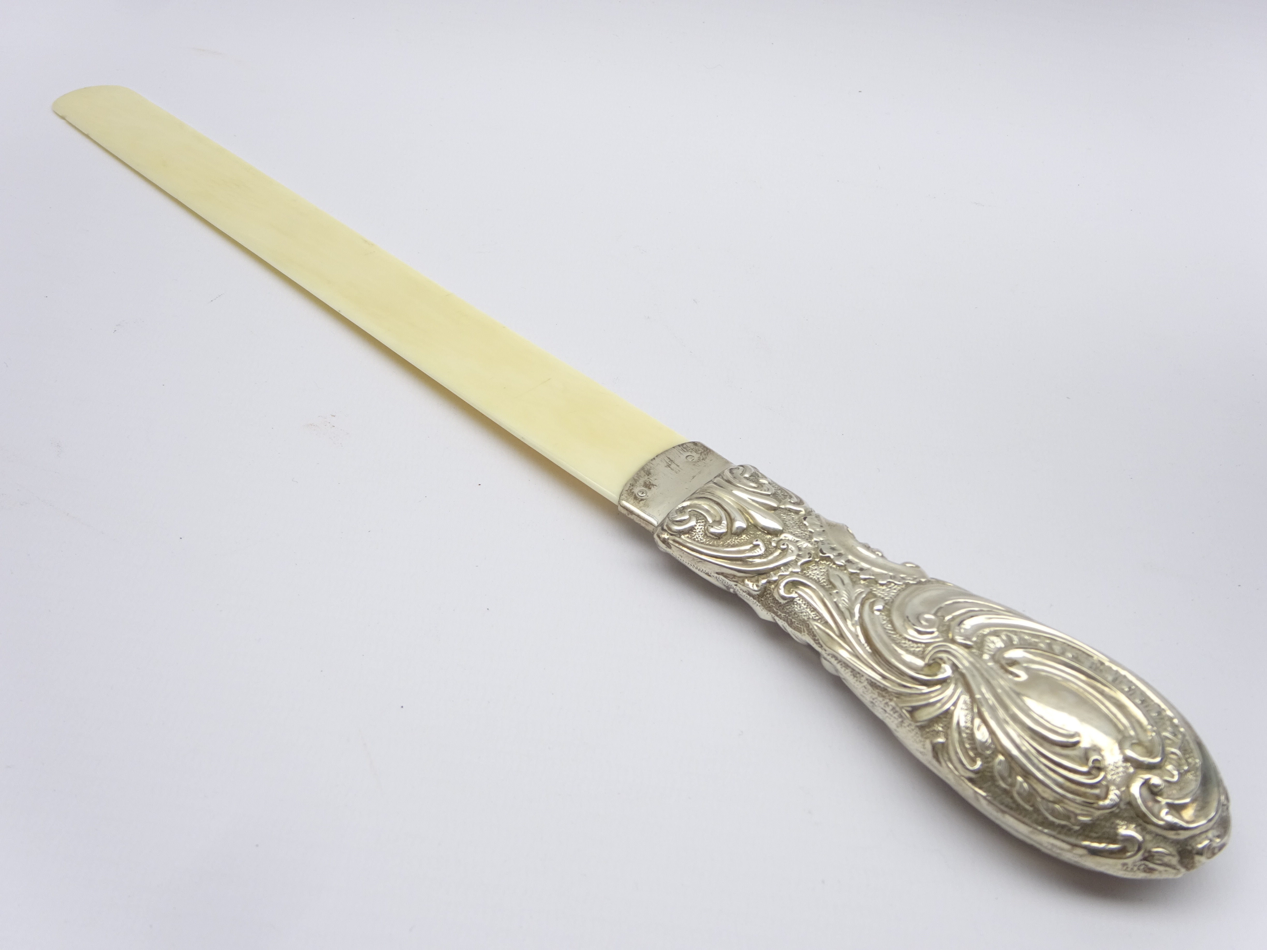 Victorian silver and ivory page turner with embossed handle Birmingham 1896 Condition - Image 2 of 3