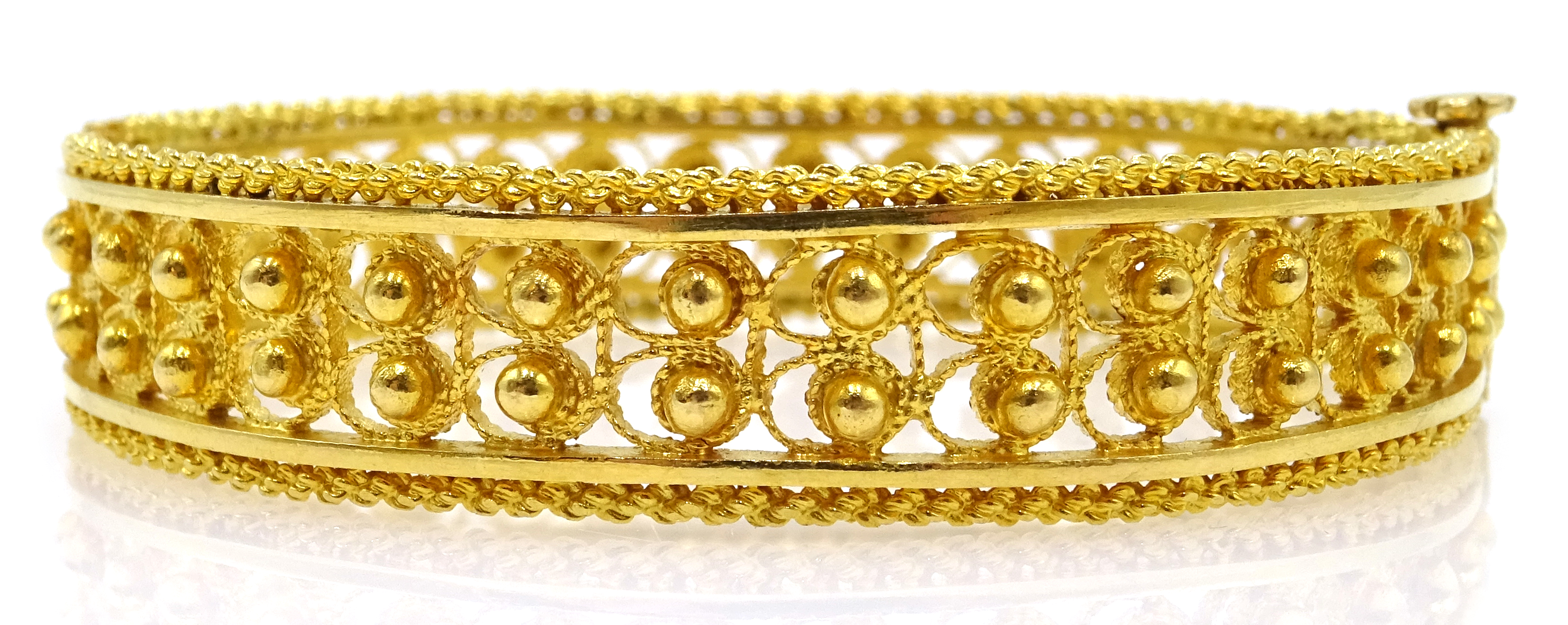 Ethiopian 22ct gold (tested) filigree design bangle with screw clasp, approx 33. - Image 3 of 4