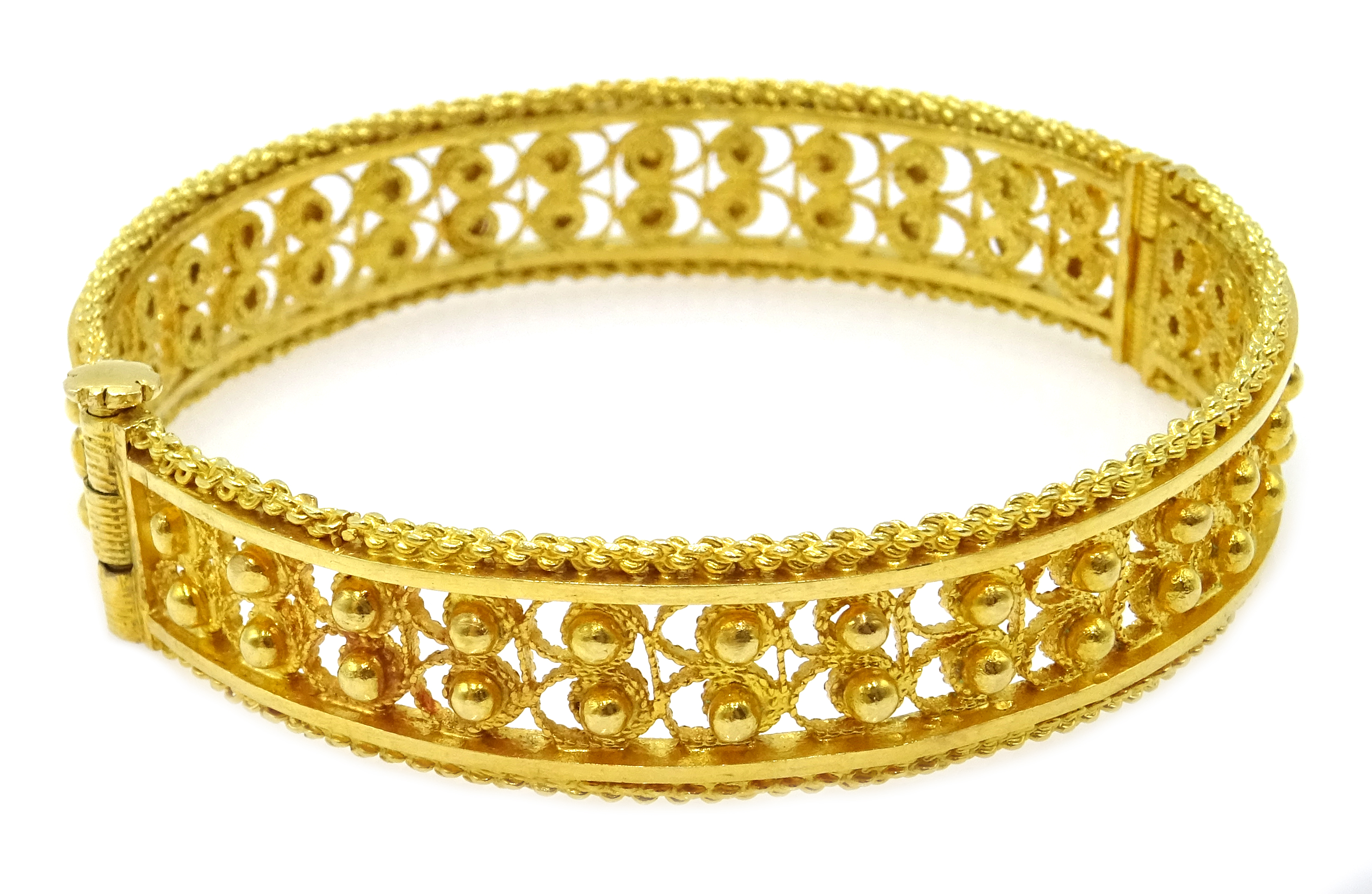 Ethiopian 22ct gold (tested) filigree design bangle with screw clasp, approx 33.