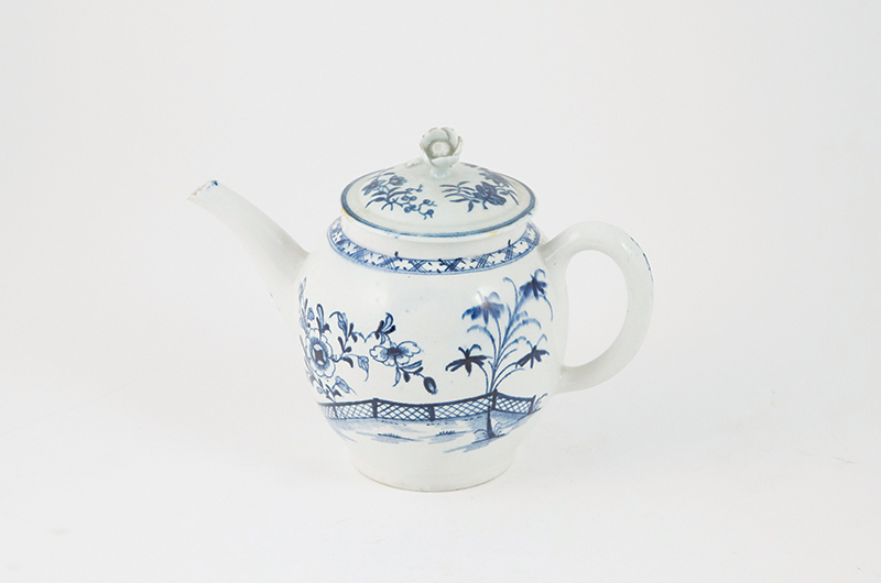 Lowestoft Teapot in Fenced Garden pattern unmarked (lid not matching)