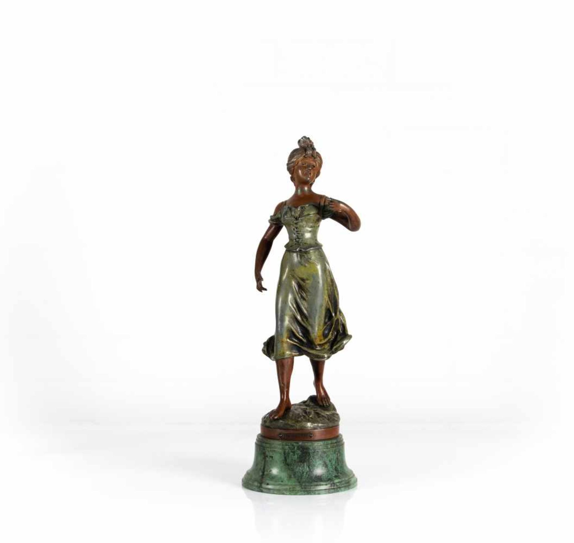 A statue of a ladyA statue of a ladyH. 49 cm
