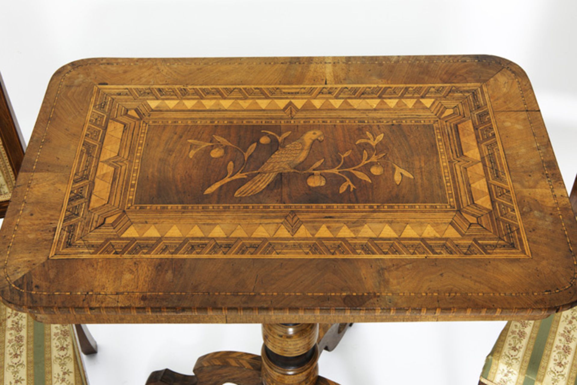 Lot (3) met een negentiende eeuwse Biedermeier-tafel in notelaar versierd met [...] - Image 2 of 2