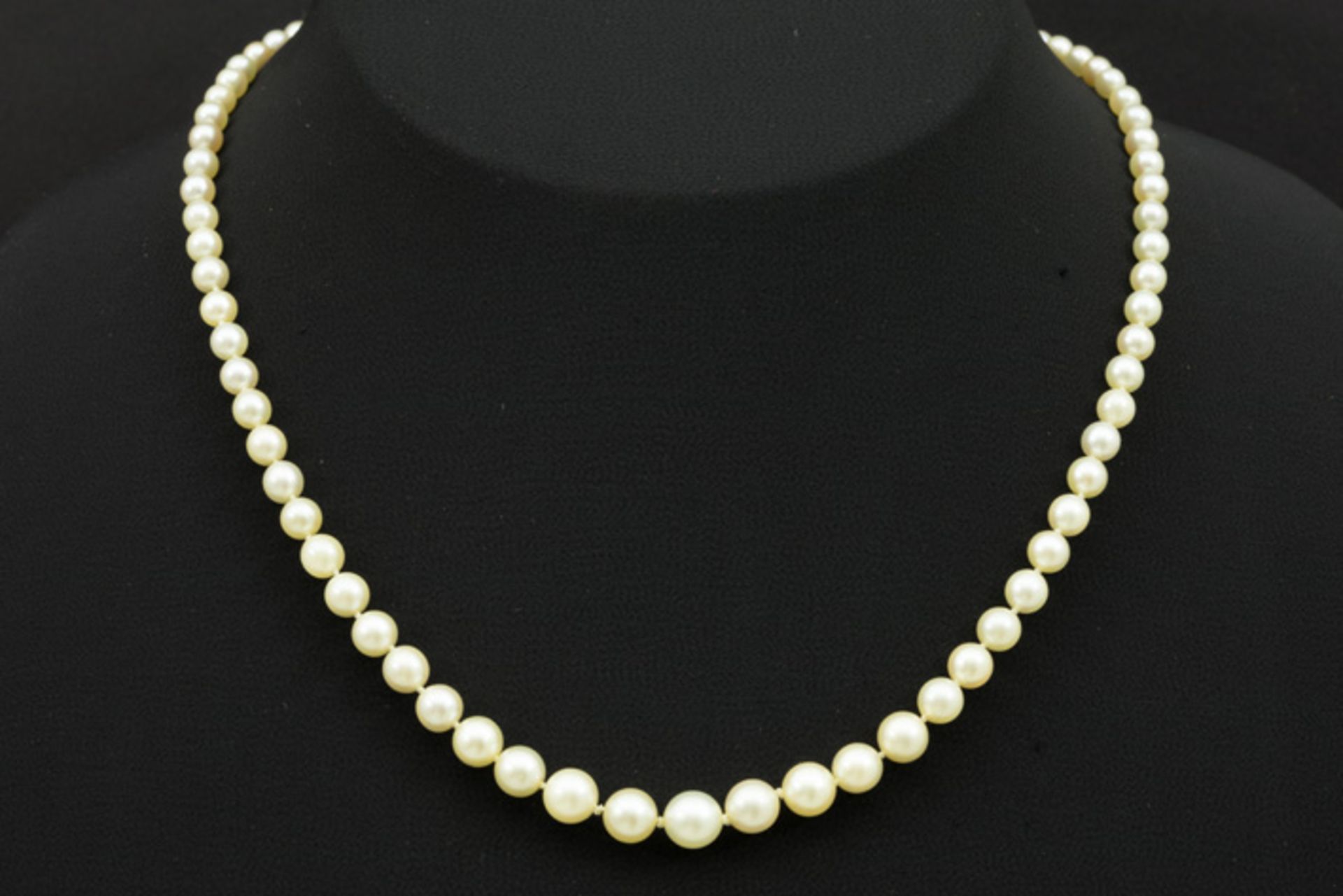 Art Deco-collier met één rij zgn "perles fines" en met een slot in goud (18 [...]