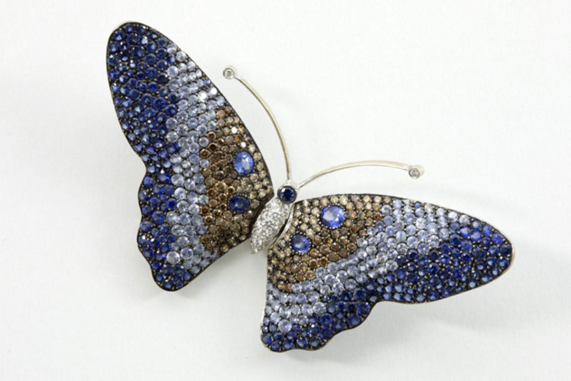 Zeer mooi gemaakte broche - een zgn "trembleuse" - in de vorm van een vlinder(met [...]