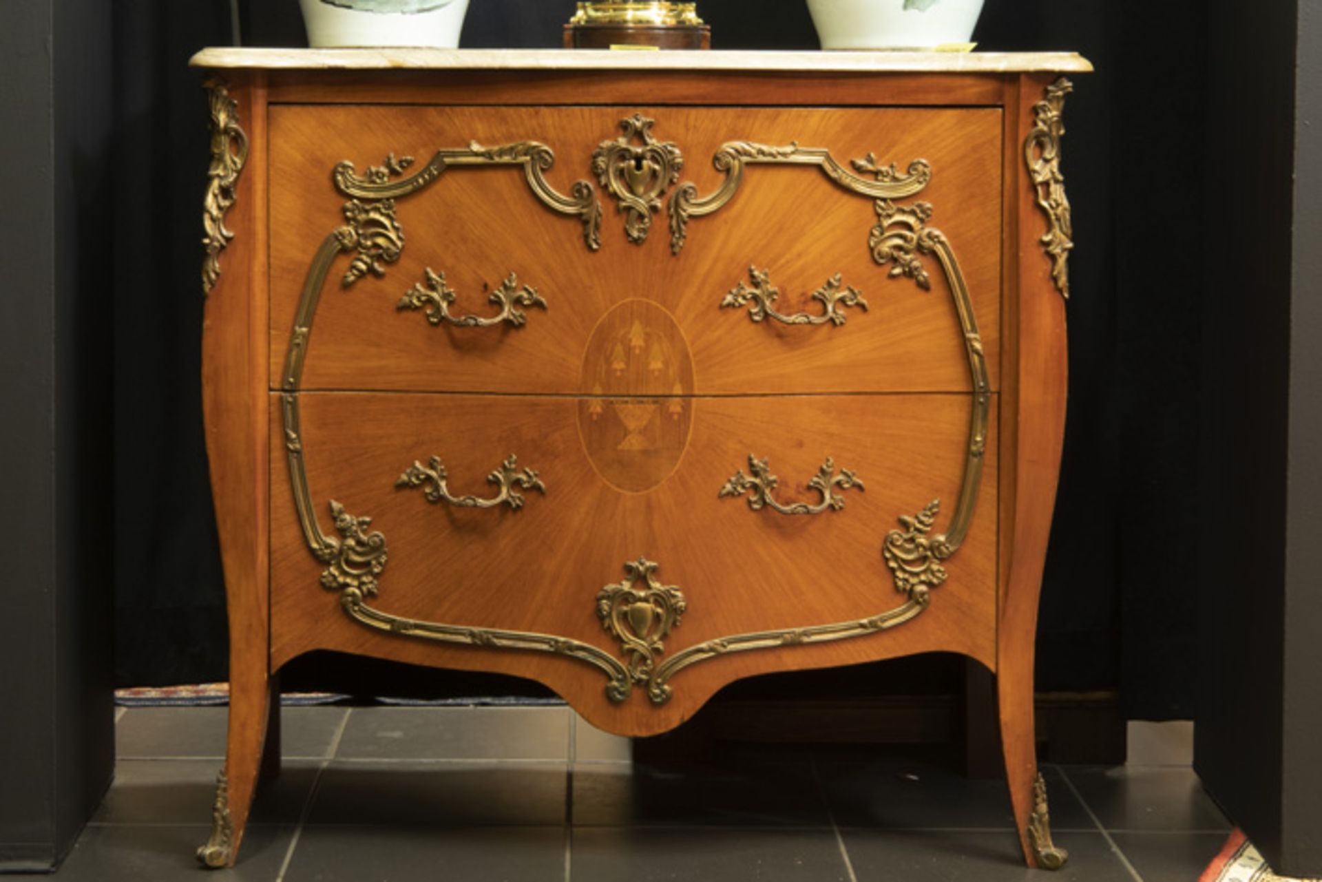 Commode van de jaren '20 in gefineerd hout met bronsbeslag, twee laden met medaillon [...]