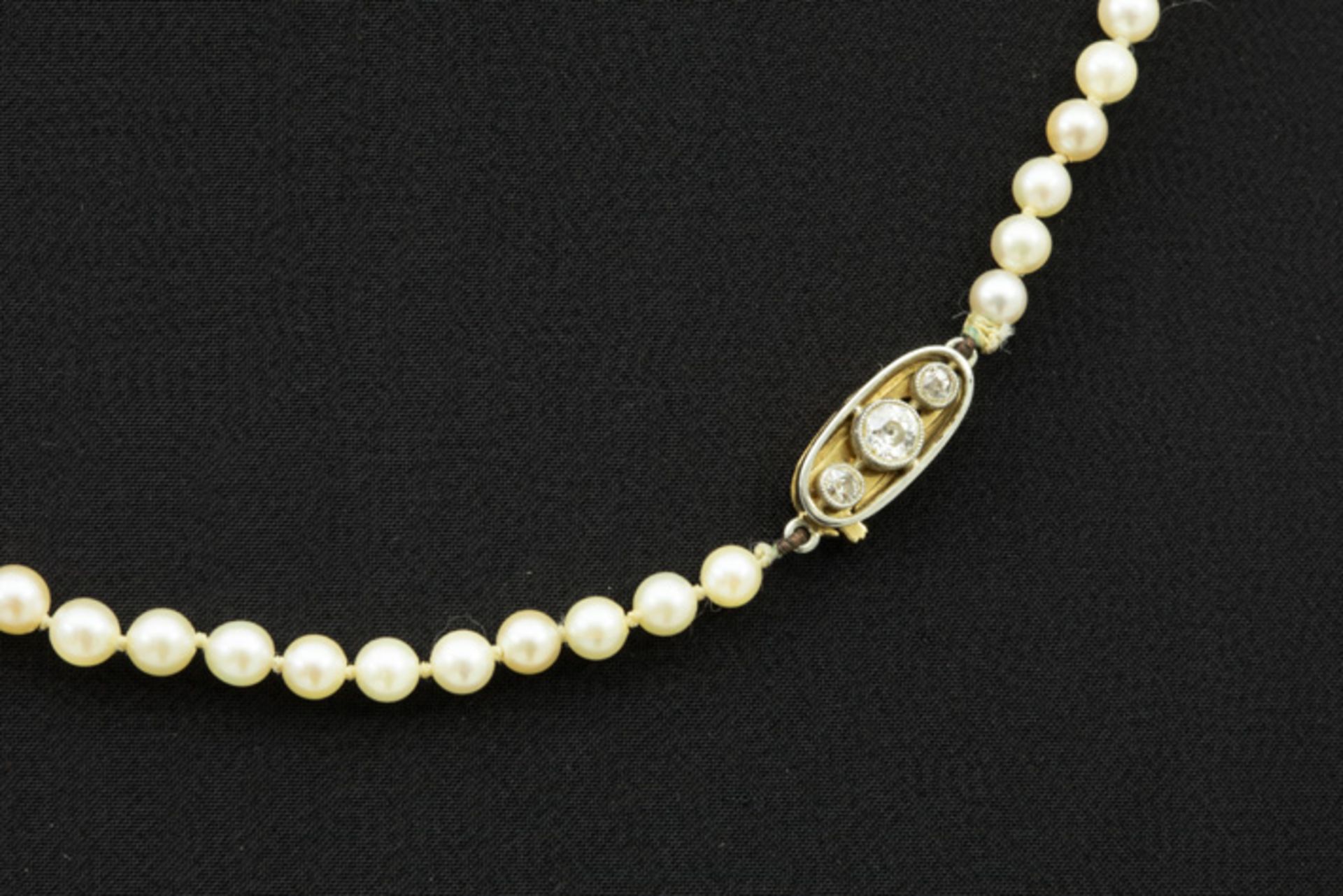 Art Deco-collier met één rij zgn "perles fines" en met een slot in goud (18 [...] - Image 2 of 2
