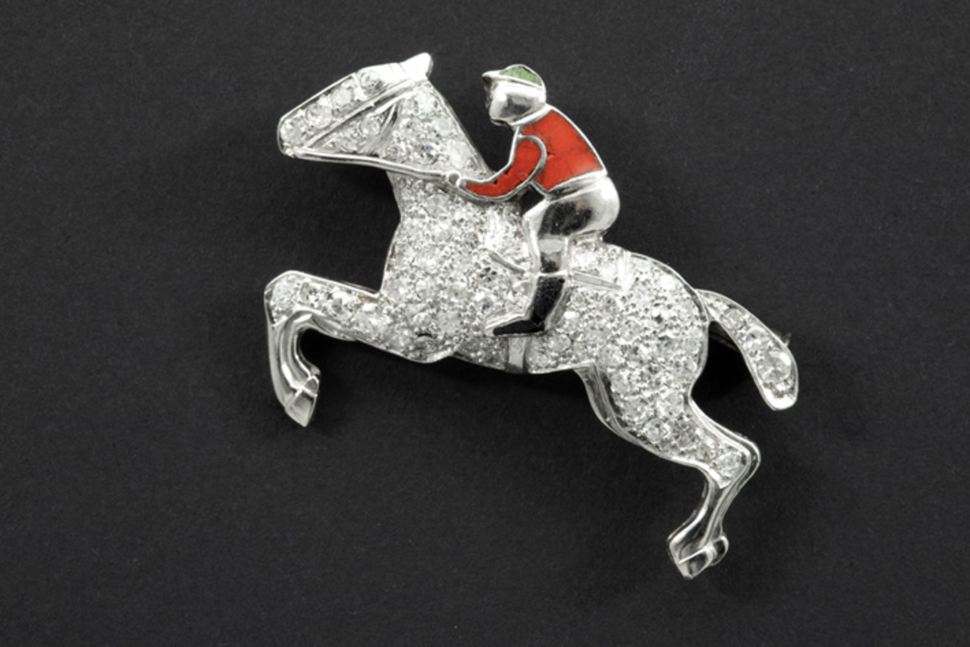 Broche met de voorstelling van een ruiter te paard in platina en bezet met ca 1,50 [...]