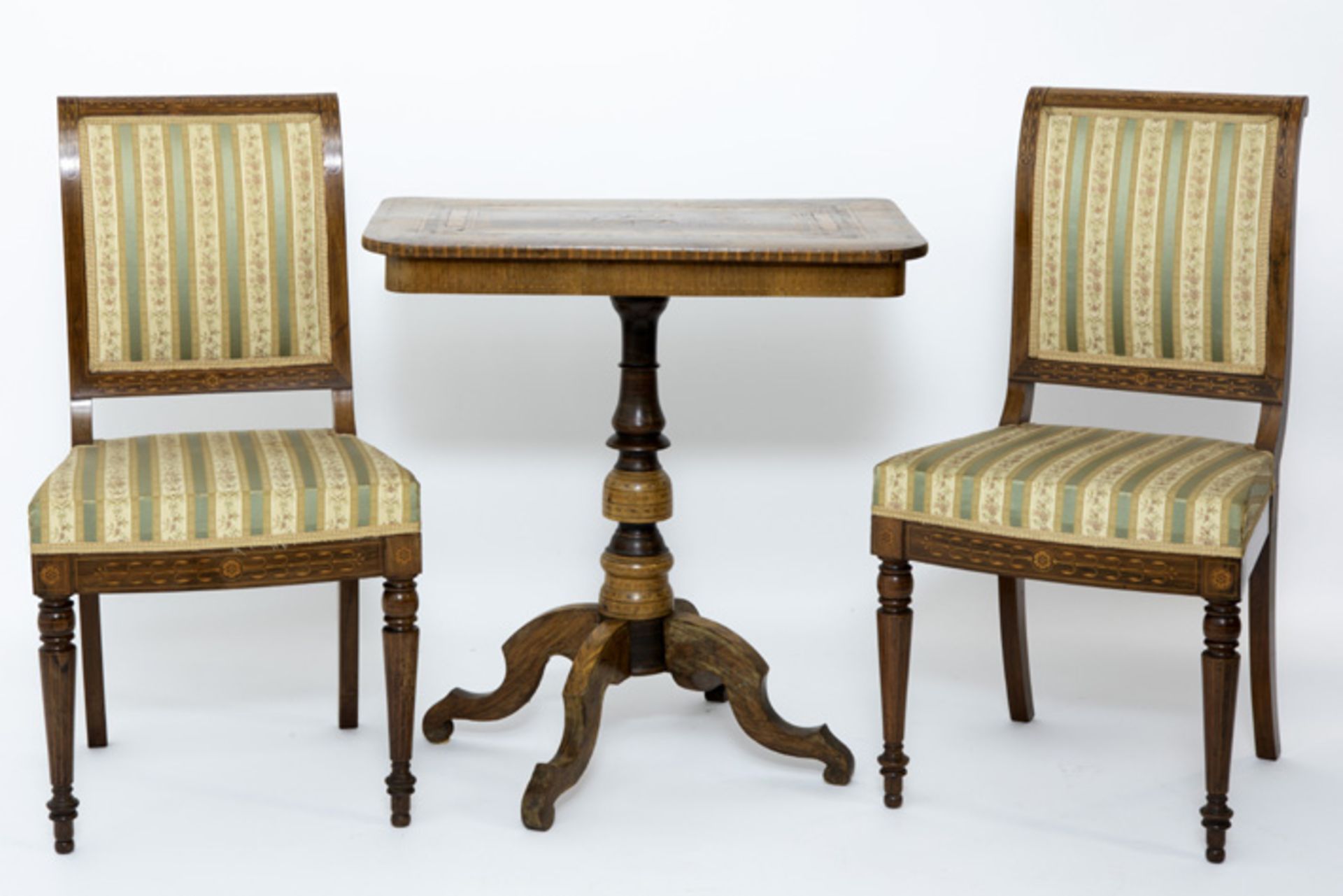 Lot (3) met een negentiende eeuwse Biedermeier-tafel in notelaar versierd met [...]