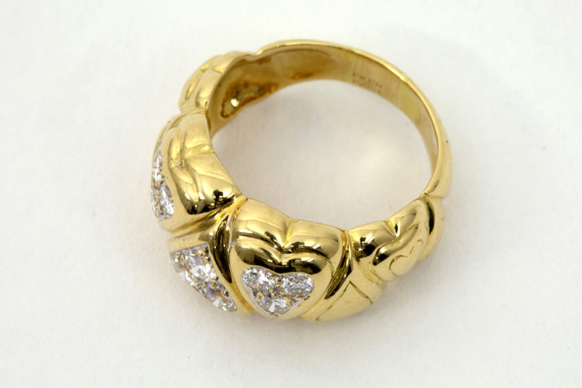 Ring in geelgoud (18 karaat) met corpus met hartvormen, waarvan er drie bezet zijn [...] - Image 2 of 2