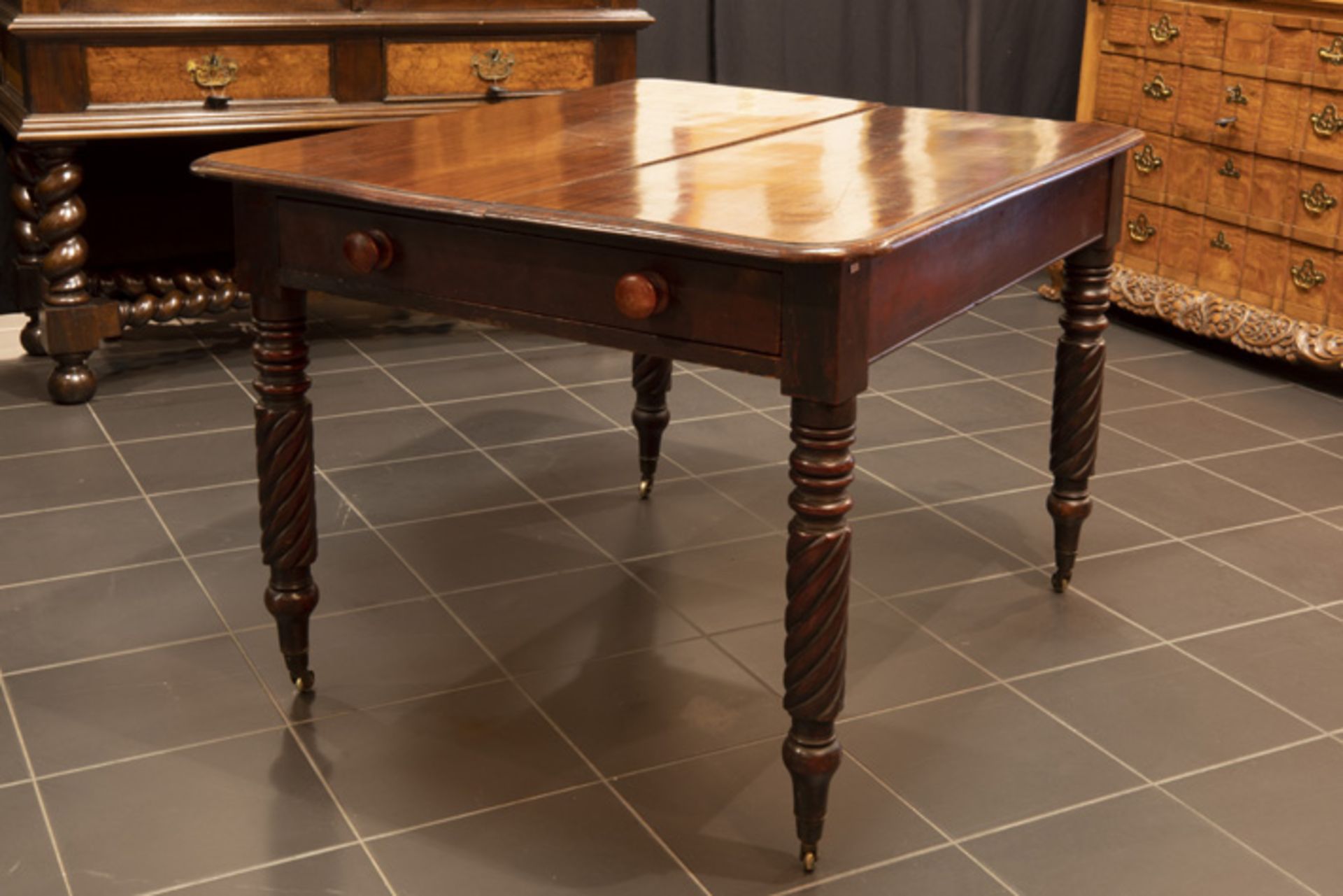 Lot van een negentiende eeuwse Engelse William IV-tafel in acajou met rechthoekig [...] - Image 3 of 4