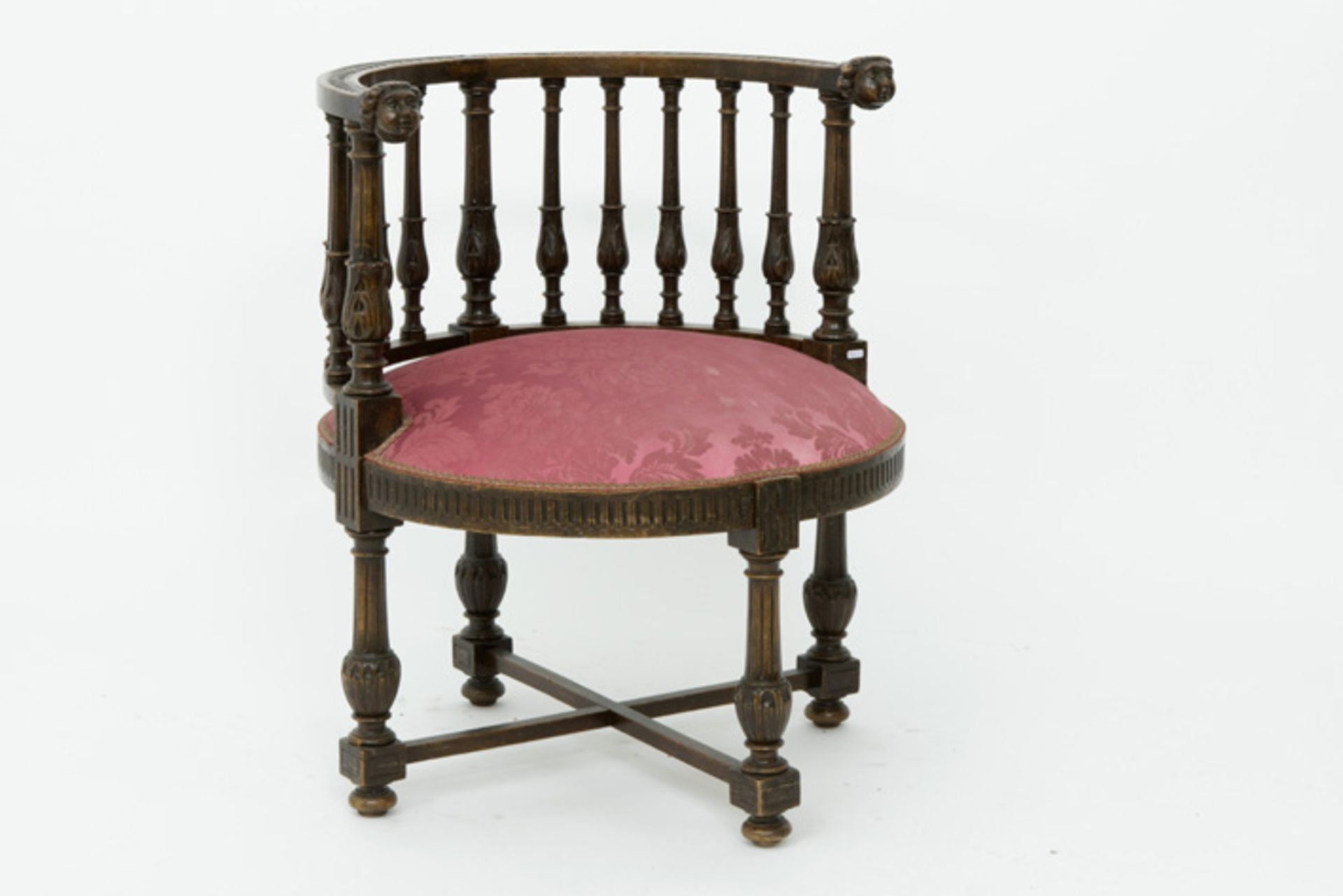 Aparte antieke fauteuil met een ronde vorm in notelaar - - antique armchair with a [...]