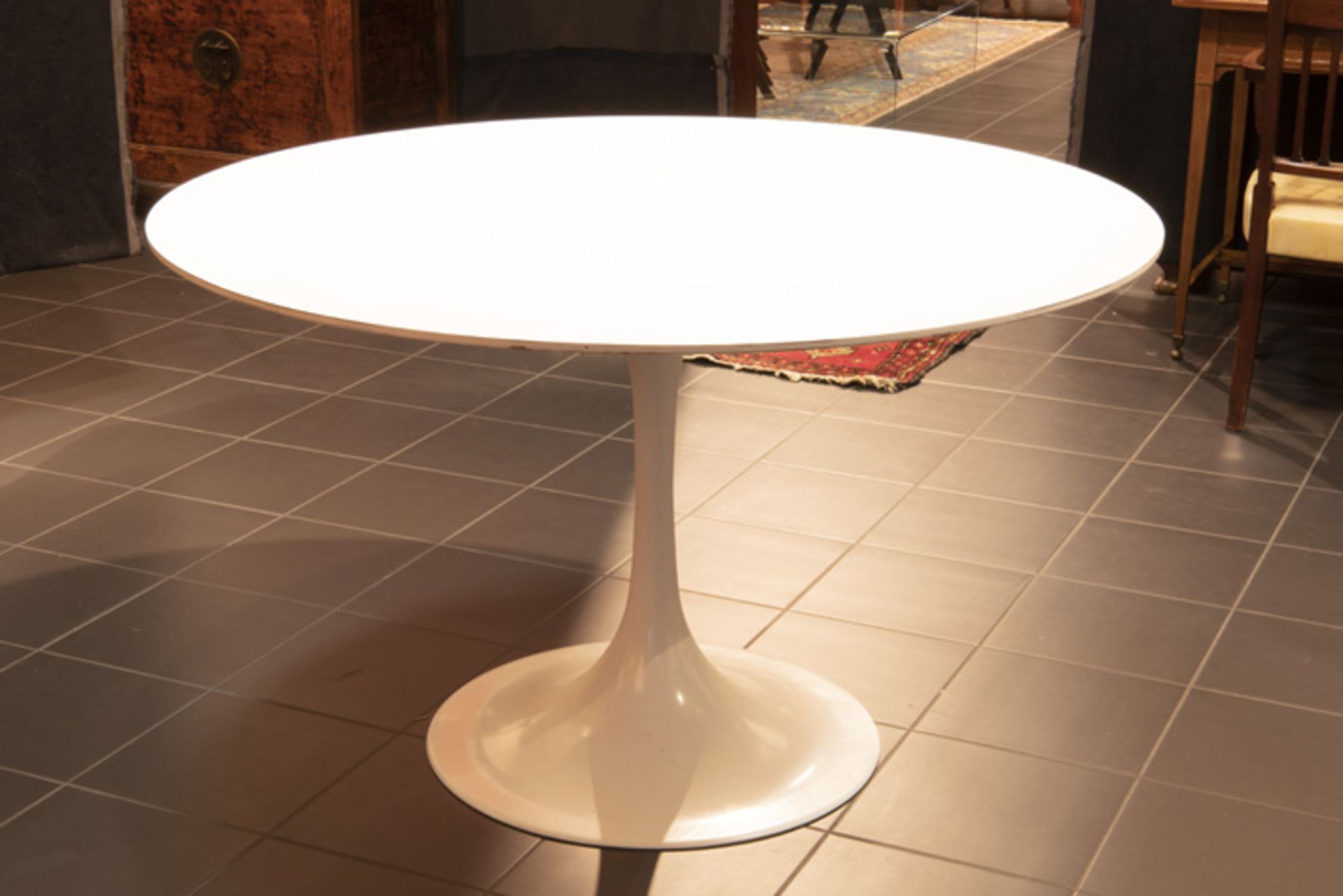 Deense sixties' designset met een tafel met rond blad op een typische poot, [...] - Image 2 of 4