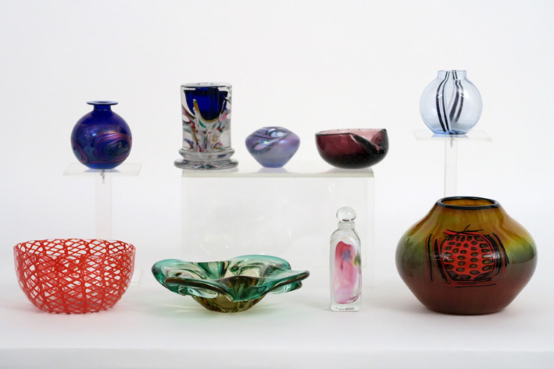 Lot (9) glas met vier kleine vaasjes, vier schaaltjes en een flacon - sommige zijn [...]