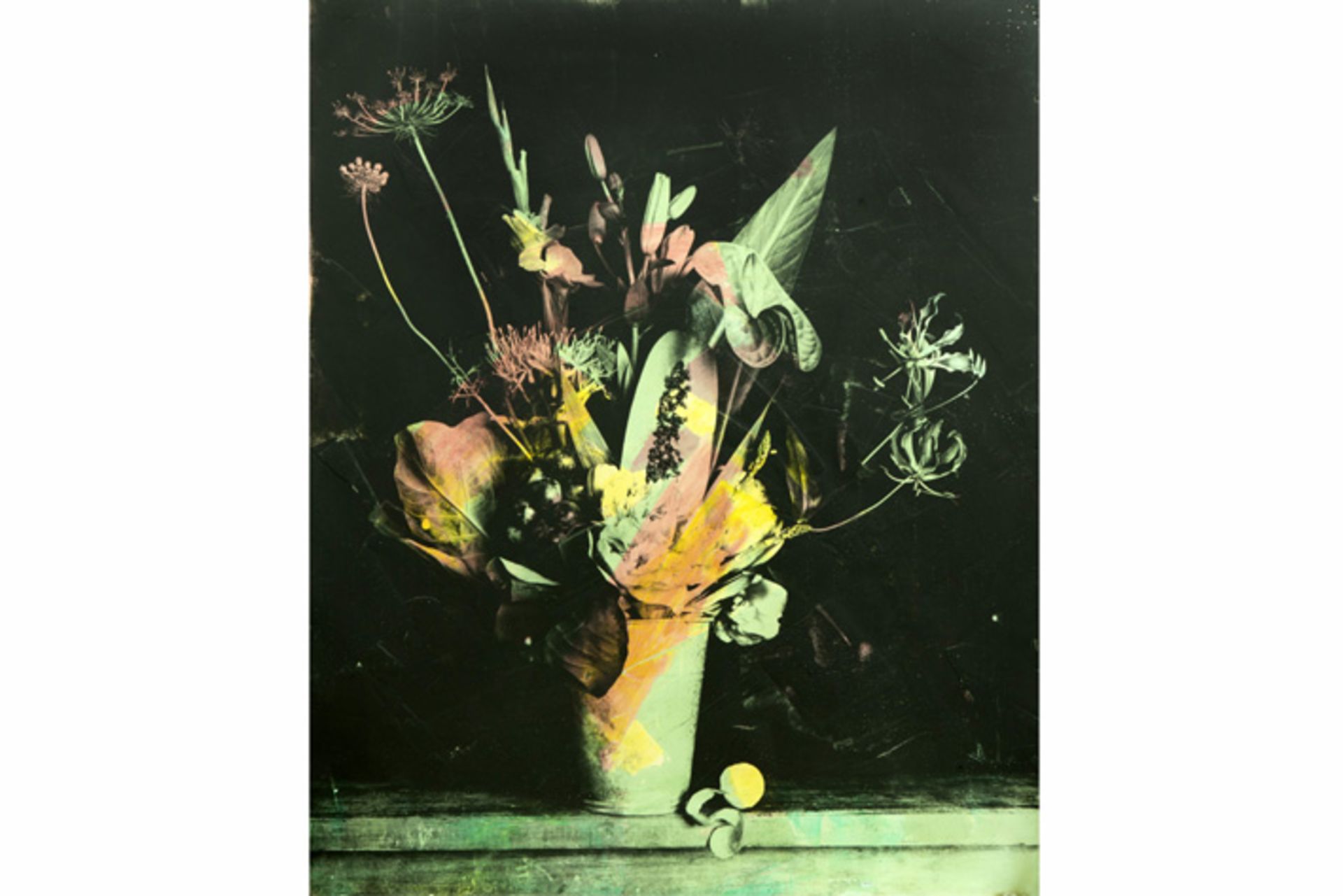 ANDREA FLORIS (° 1967) foto-print (op houten plaat) : "Still life with flowers I" - [...]