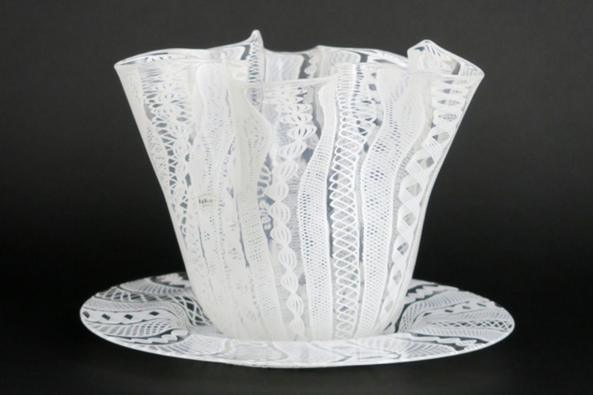 Vrij grote "Zakdoek"-bowl op bijhorende schaal in Murano-glas met banden met [...]