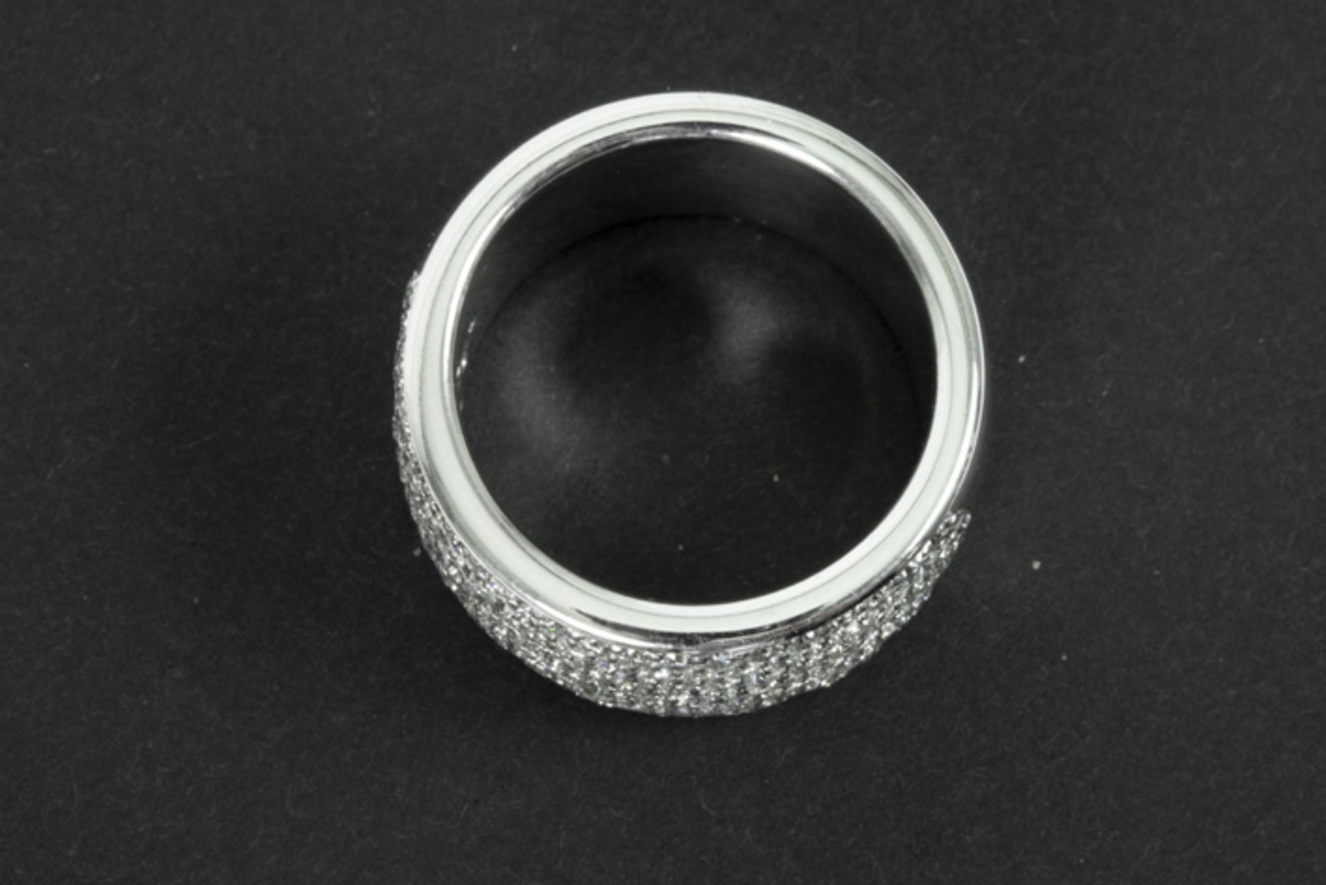 Modieuze ring met een vrij breed bandmodel in witgoud (18 karaat) met een sierstuk, [...] - Image 2 of 2
