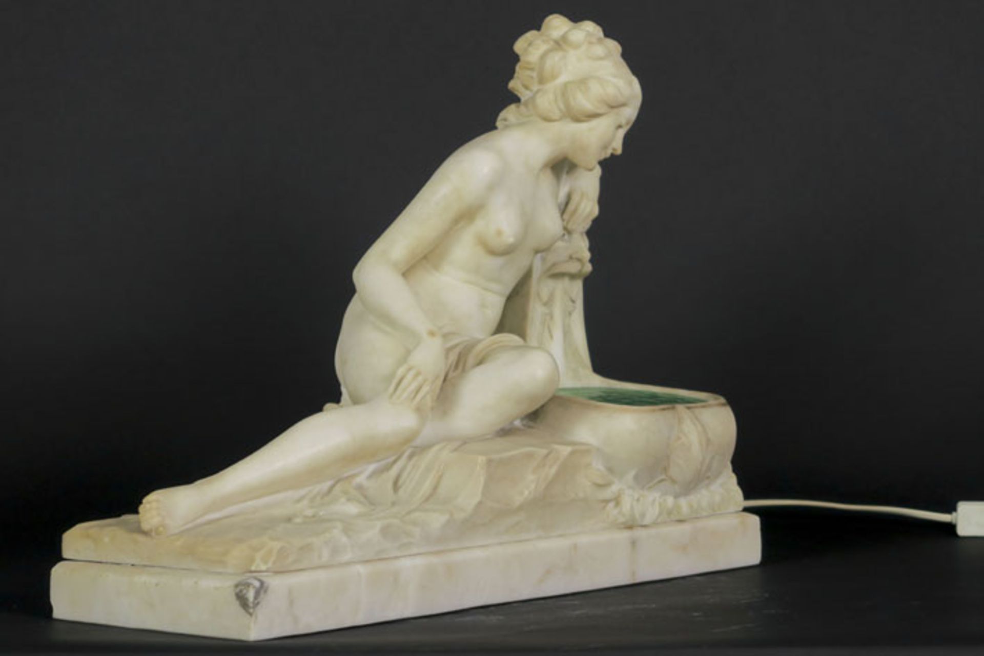 Art Deco sculpture (with small lamp in the fountain) in alabaster on a marble base - [...] - Bild 5 aus 5