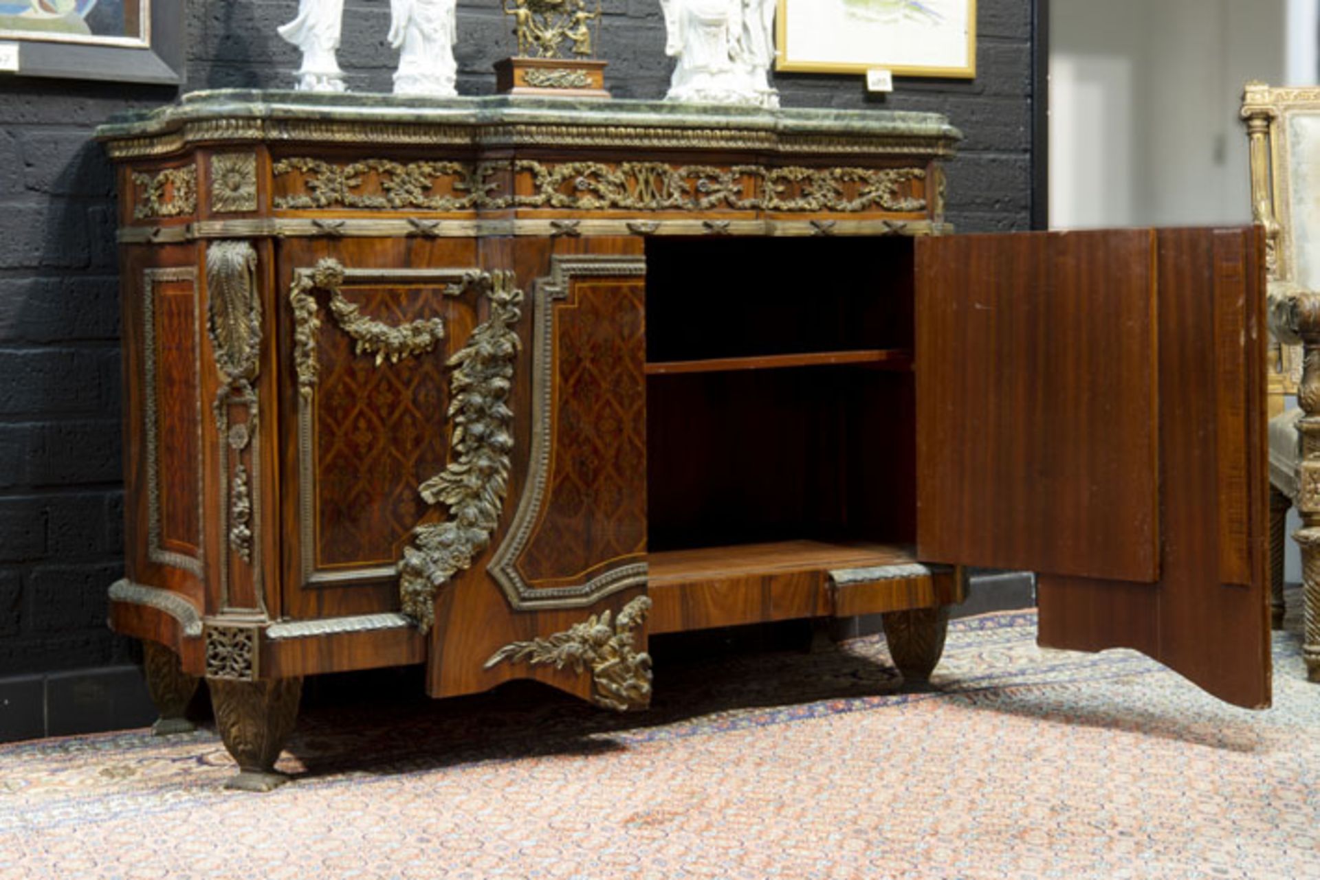 old neoclassical chest of drawers in parquetry with rich mountings in guilded bronze [...] - Bild 3 aus 4