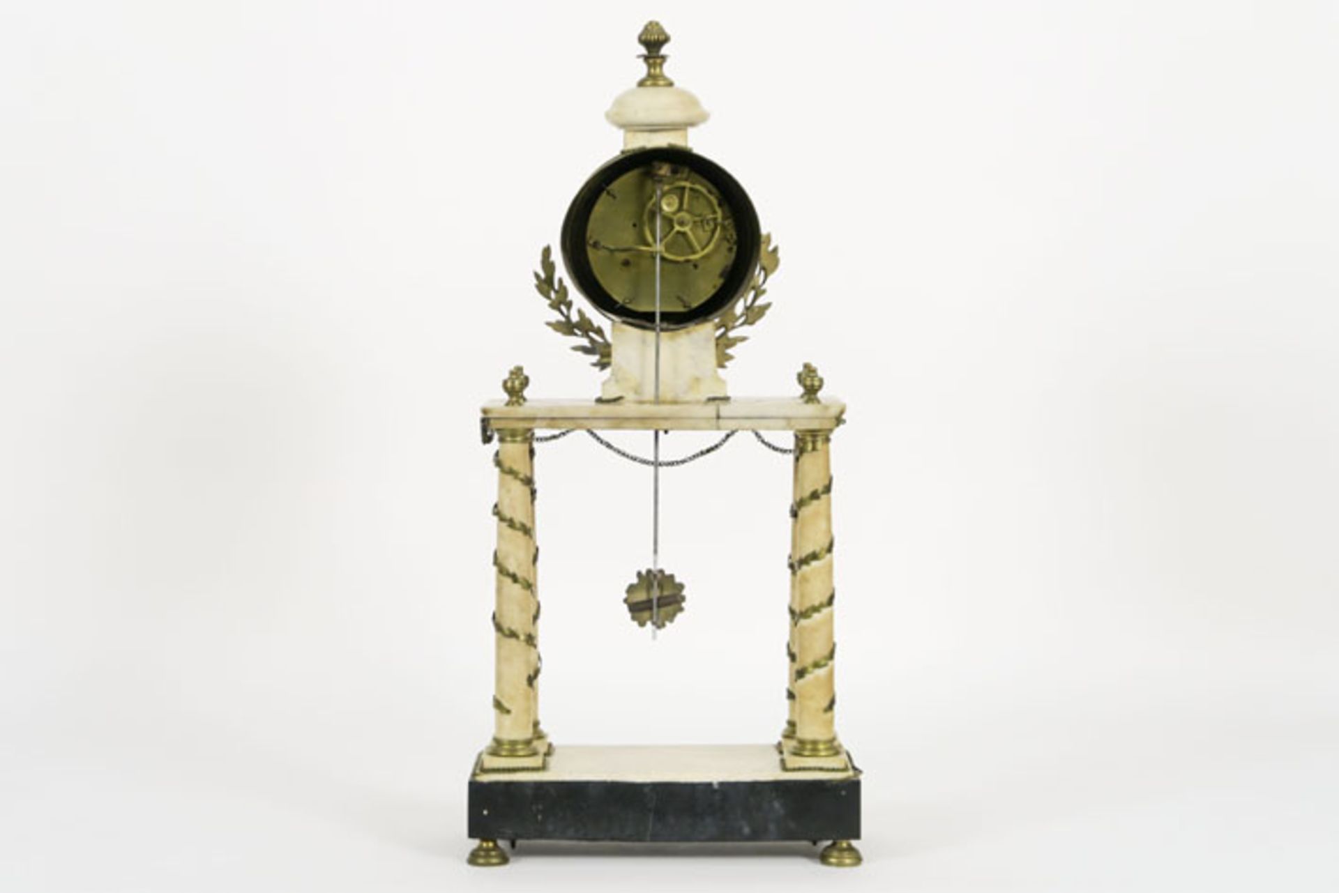 antique clock with a neoclassical portico model in marble and bronze - - Antieke [...] - Bild 3 aus 4