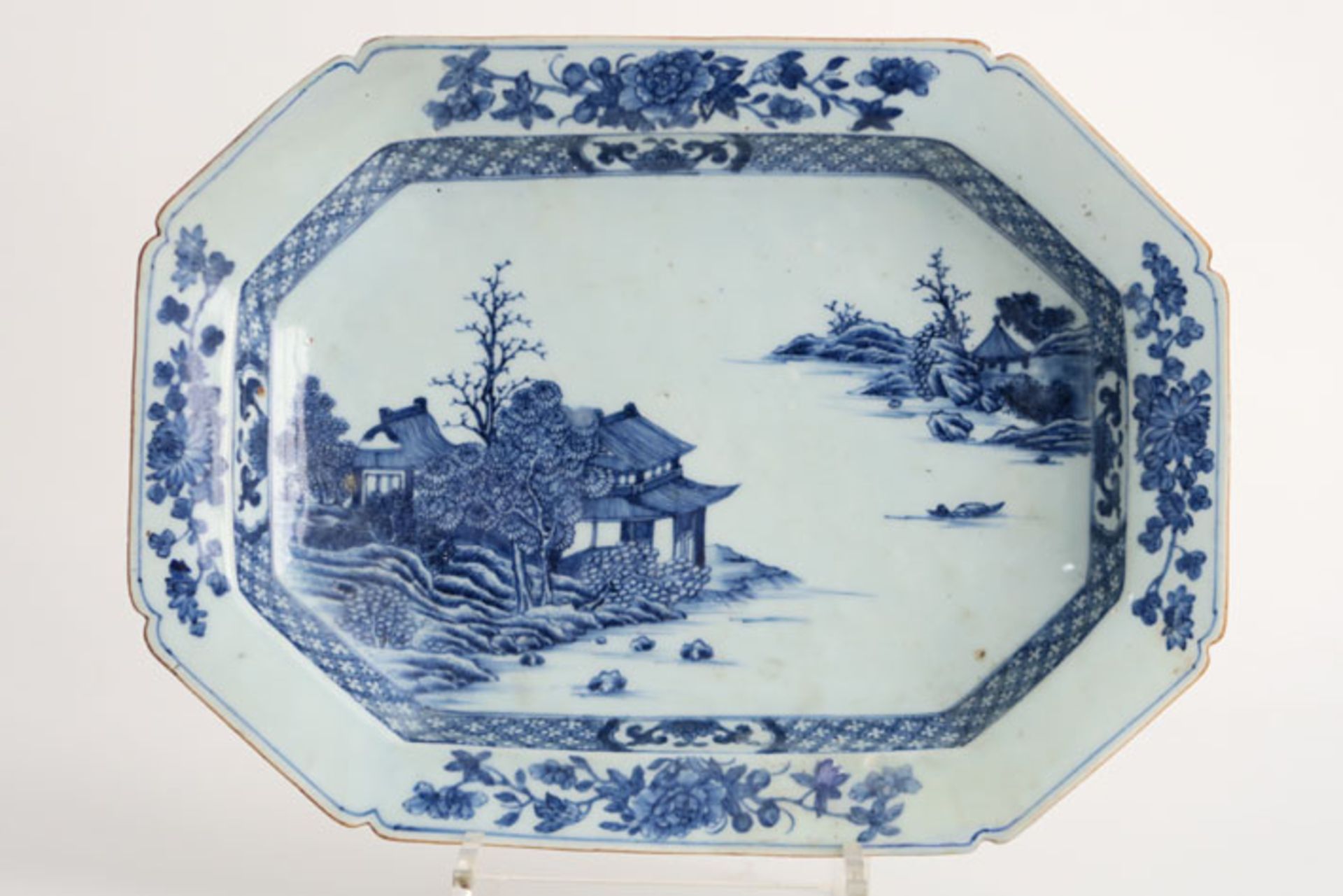 18th Cent. Chinese octogonal dish in porcelain with blue-white landscape decor - - [...]