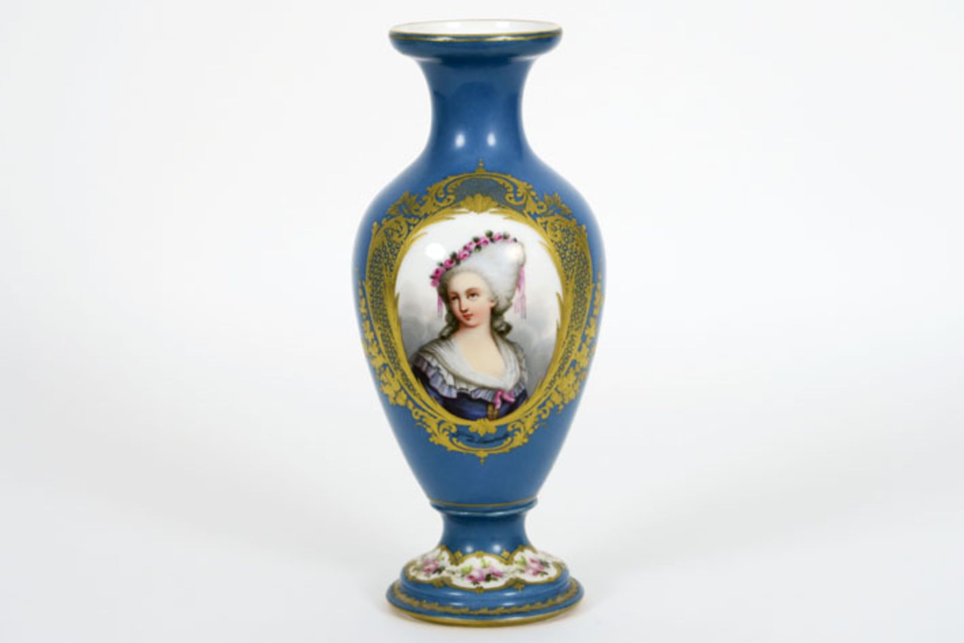 antique vase in marked Sèvres porcelain - - Antieke vaas in gemerkt [...]