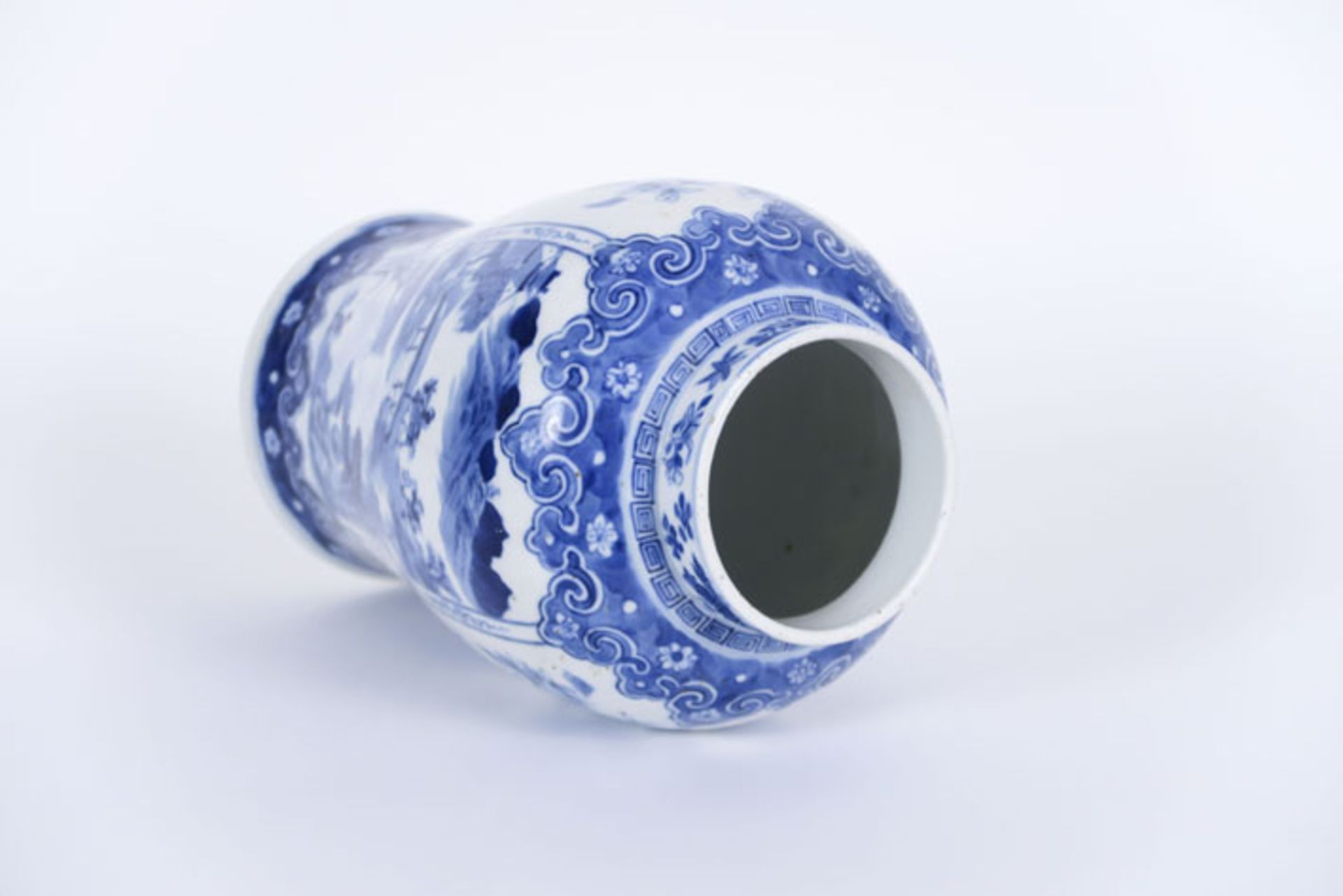 Chinese vase in marked porcelain with a blue-white decor with landscapes - - [...] - Bild 5 aus 6