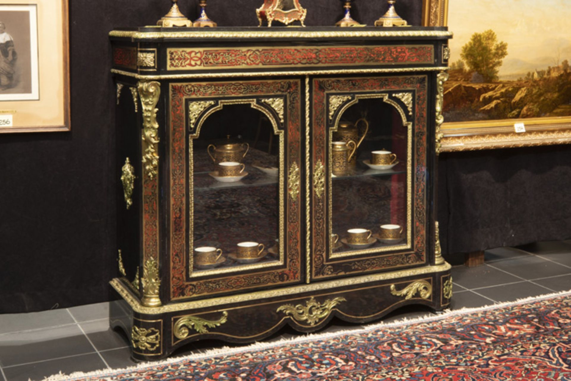 19th Cent. French Napoleon III display cabinet in "Boulle" with rich mountings in [...] - Bild 2 aus 3