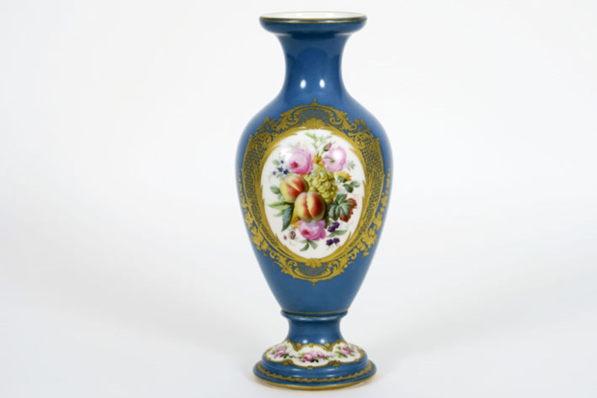 antique vase in marked Sèvres porcelain - - Antieke vaas in gemerkt [...] - Bild 2 aus 3