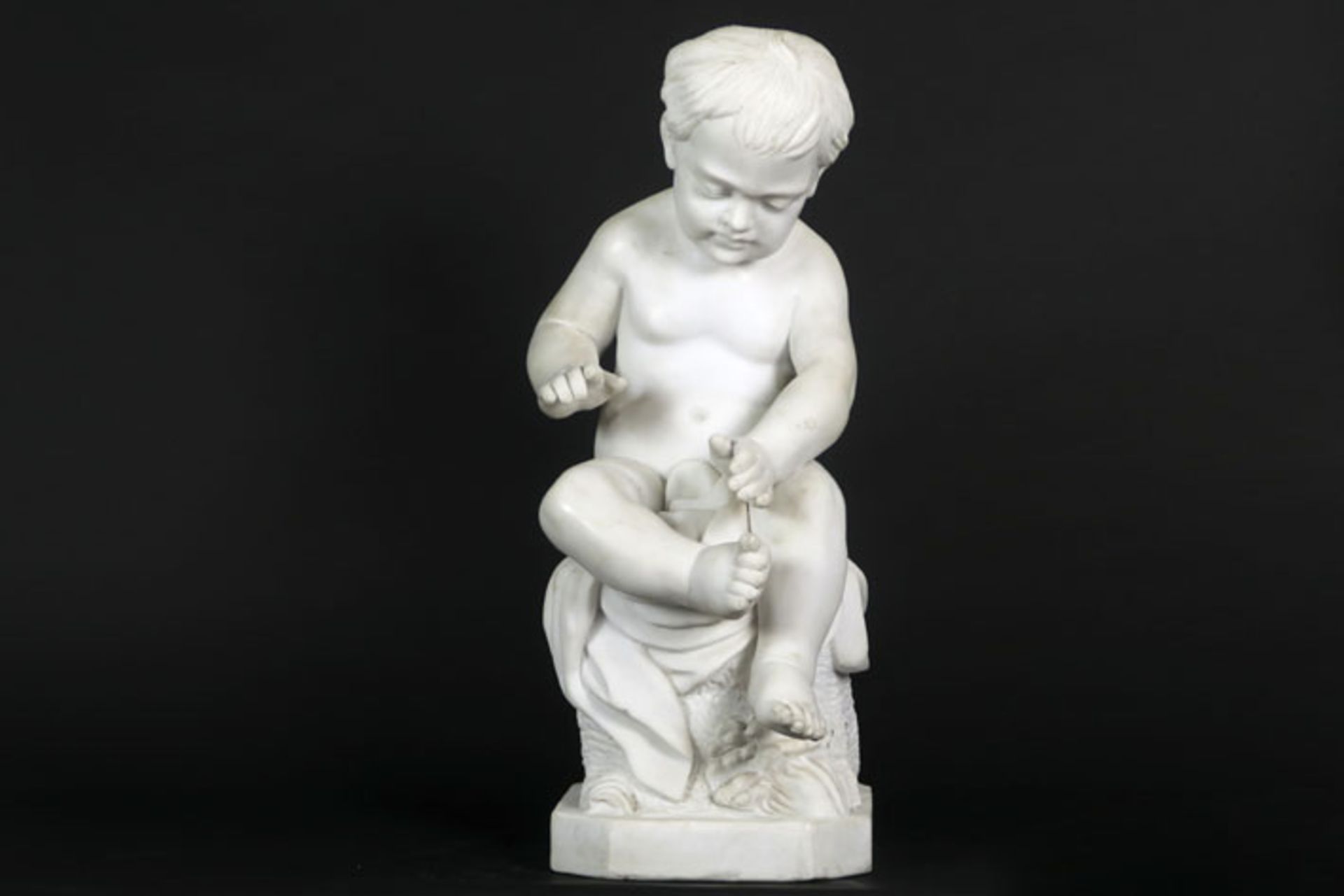 "young boy's" sculpture in white marble - - Sculptuur in witte marmer : "Zittend [...]