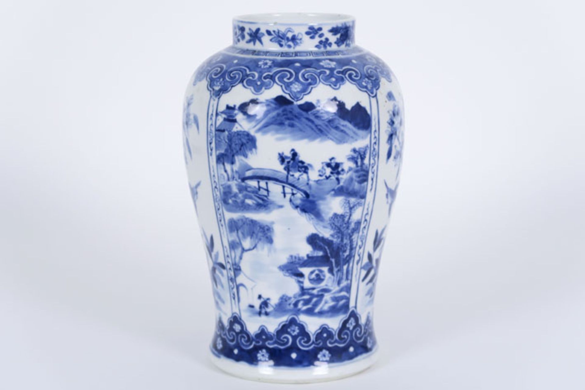 Chinese vase in marked porcelain with a blue-white decor with landscapes - - [...] - Bild 3 aus 6