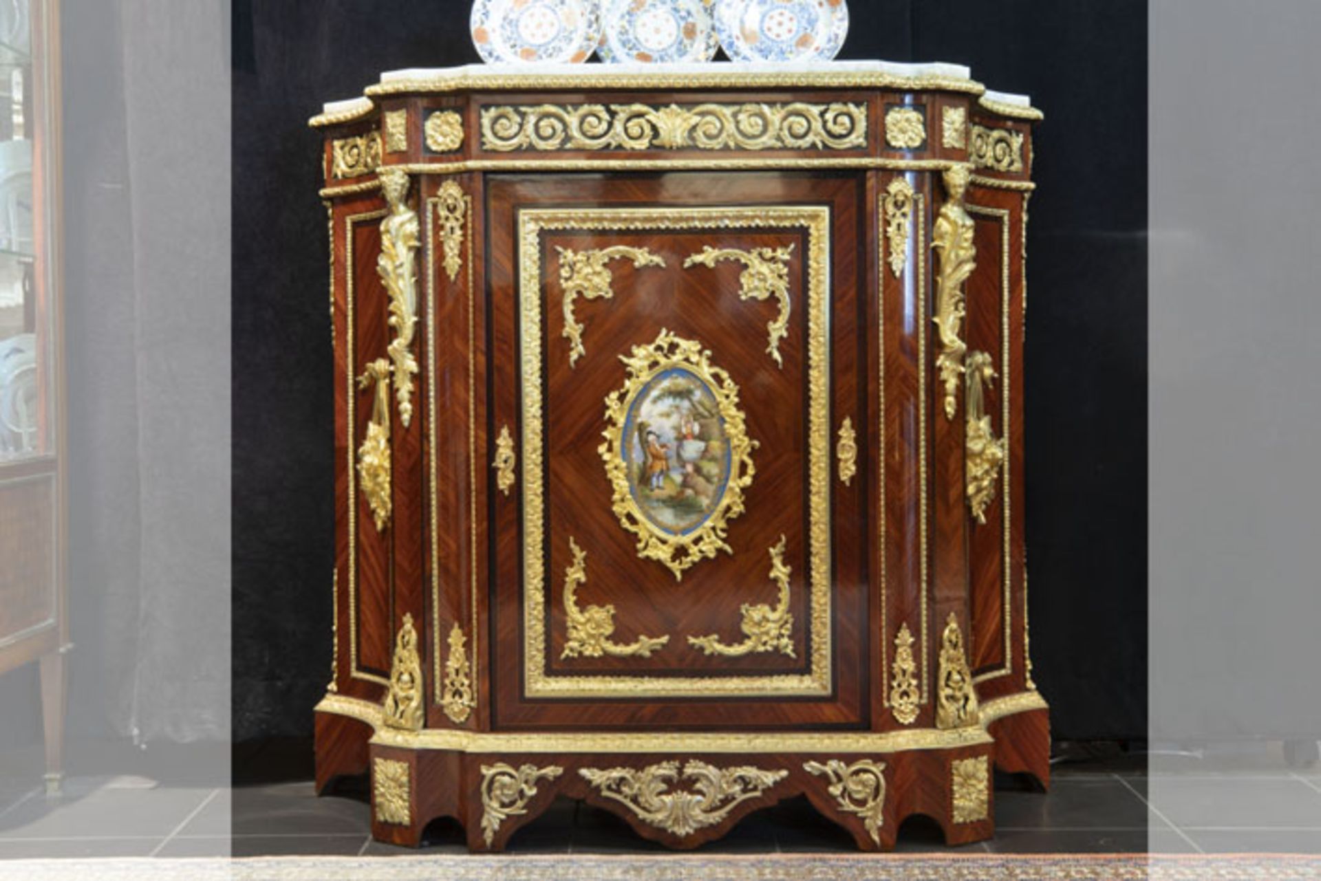 superb 19th Cent. baroque Napoleon III style cabinet in rose-wood with rich [...]