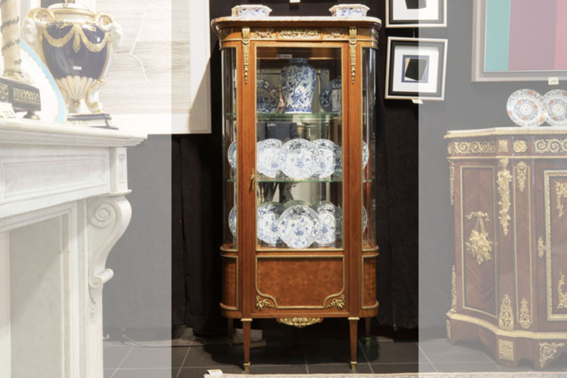 19th Cent. French neoclassical display cabinet in parquetry with fine, guilded [...]