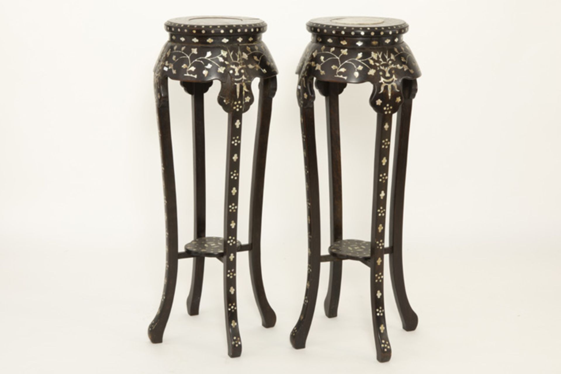 pair of old Chinese pedestals in rose-wood with inlay in mother of pearl - - Paar [...]