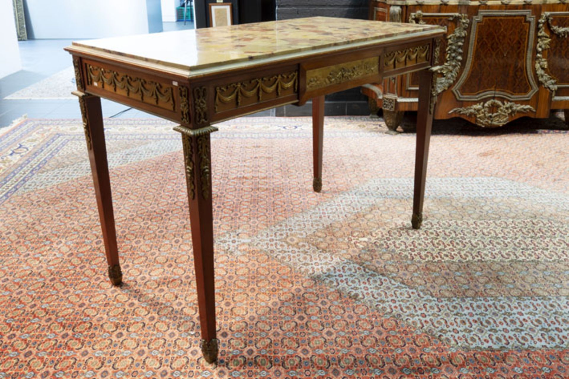 antique French neoclassical desk/table in mahogany with very fine mountings in [...] - Bild 4 aus 6