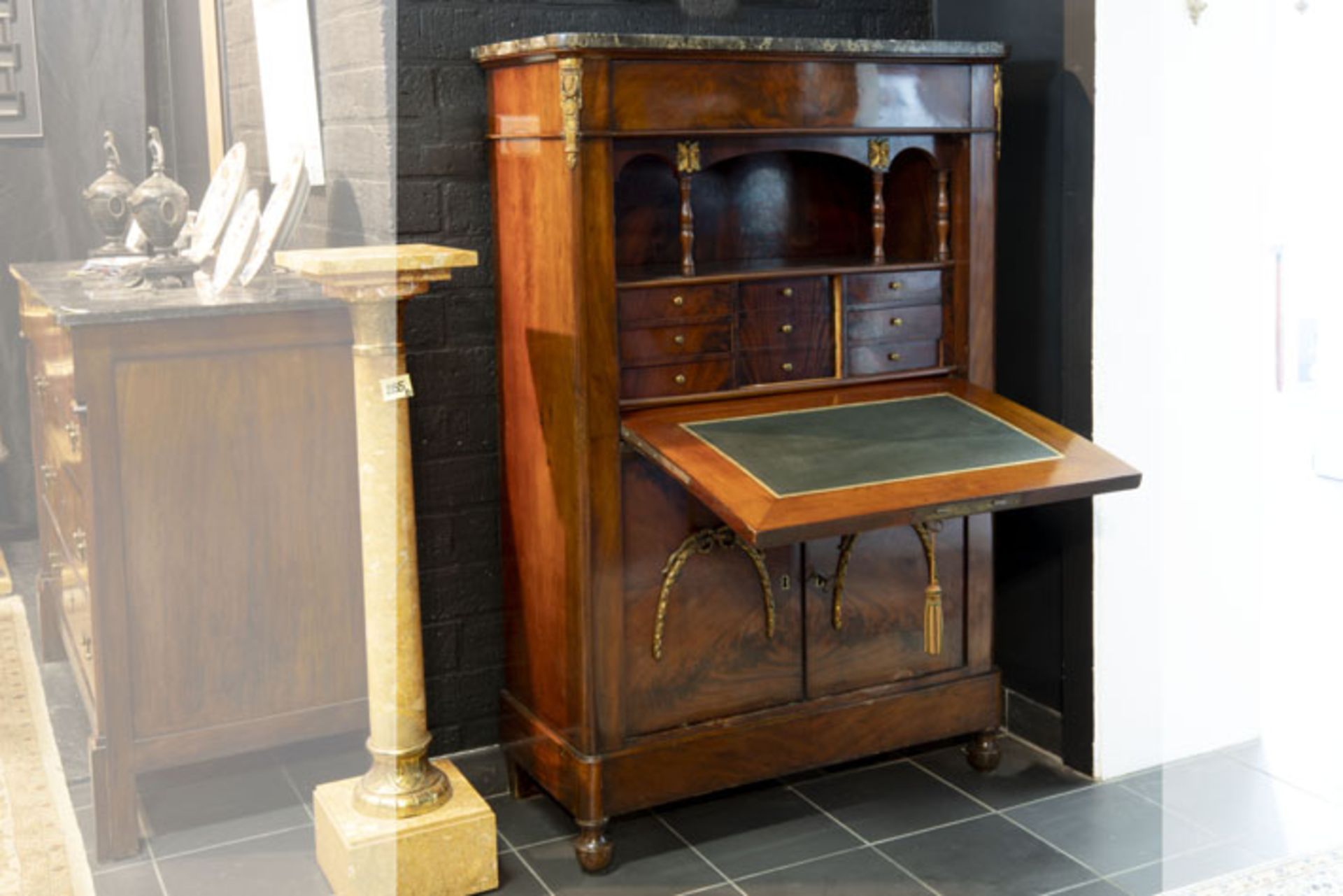 19th Cent. neoclassical bureau in mahogany with rich mountings in bronze and marble [...] - Bild 2 aus 2