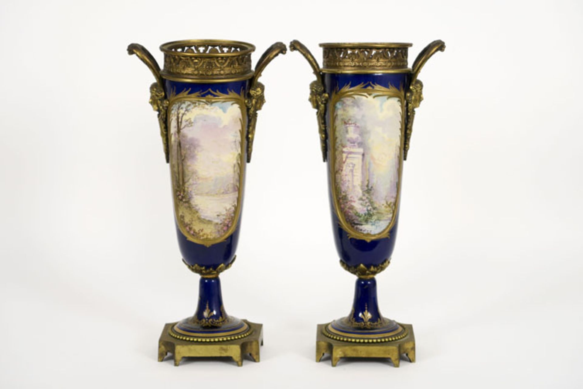 pair of antique vases in Sèvres porcelain with bronze mountings and with paintings [...] - Bild 2 aus 3