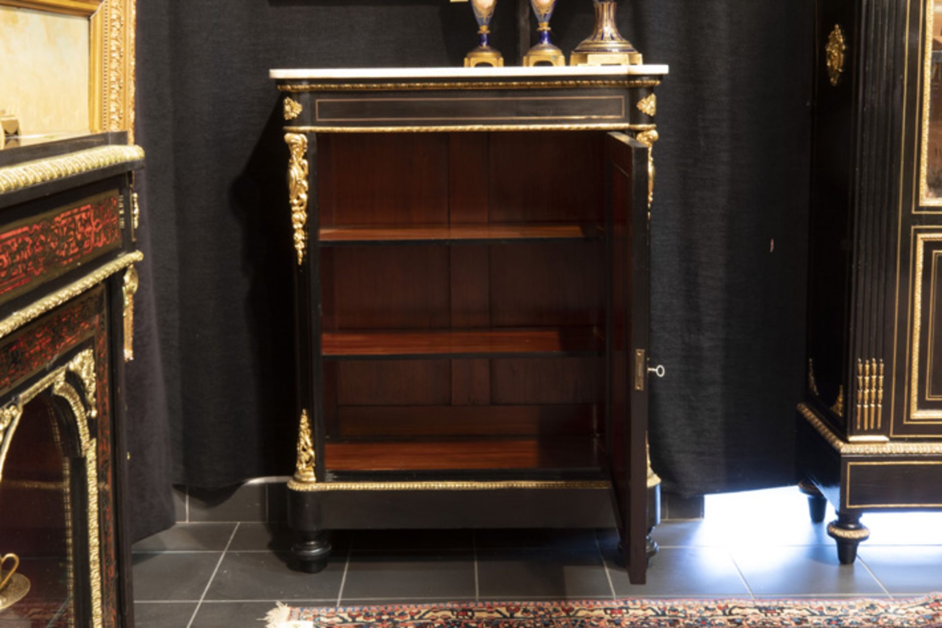 19th Cent. French pair of Napoleon III cabinets in "Boulle" with mountings in guilded [...] - Bild 3 aus 3