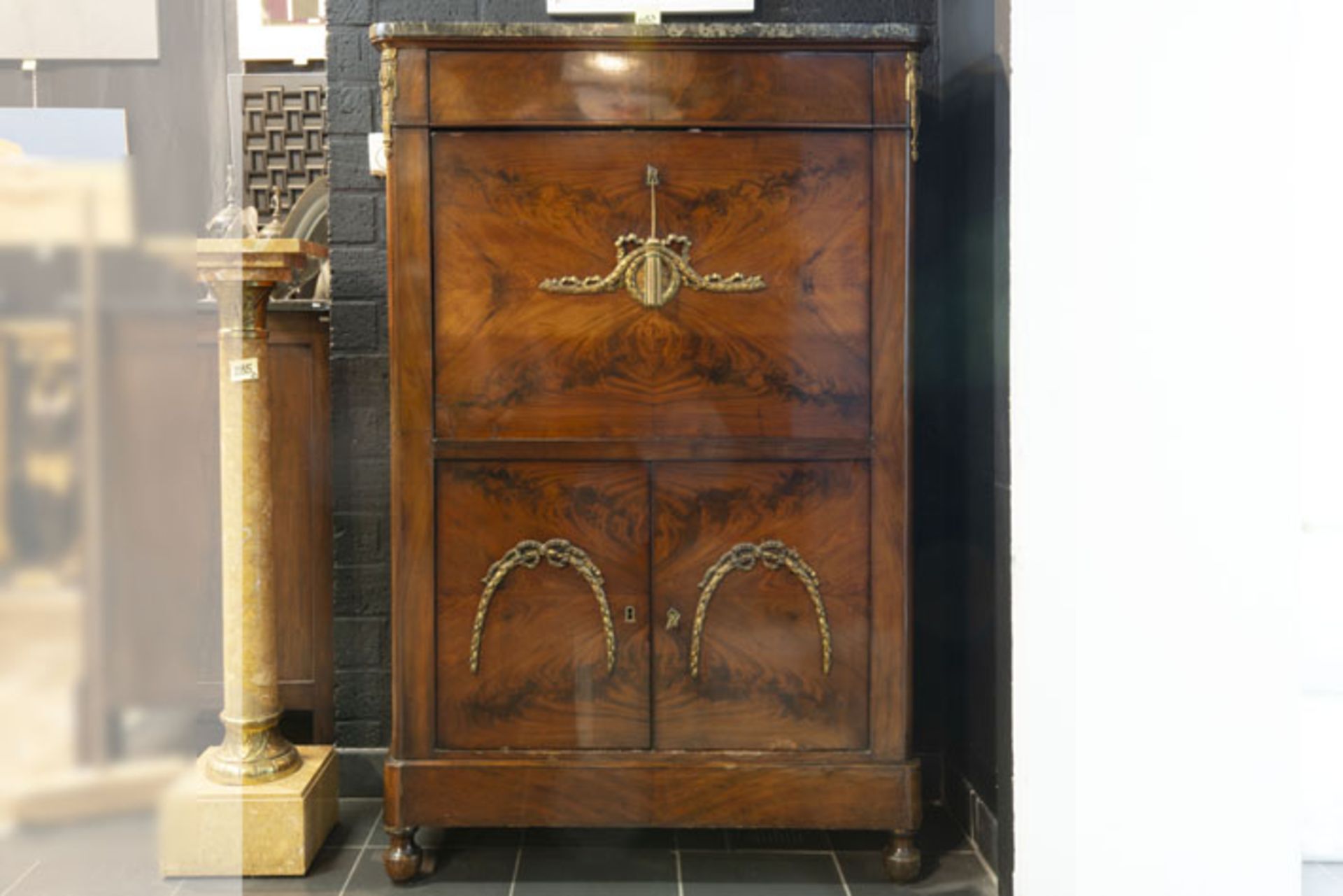 19th Cent. neoclassical bureau in mahogany with rich mountings in bronze and marble [...]