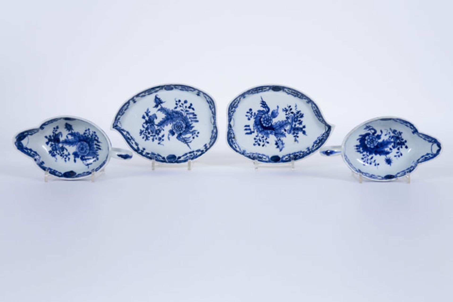 pair of 18th Cent. sets of sauce boat and leafshaped dish in porcelain with [...] - Bild 3 aus 4