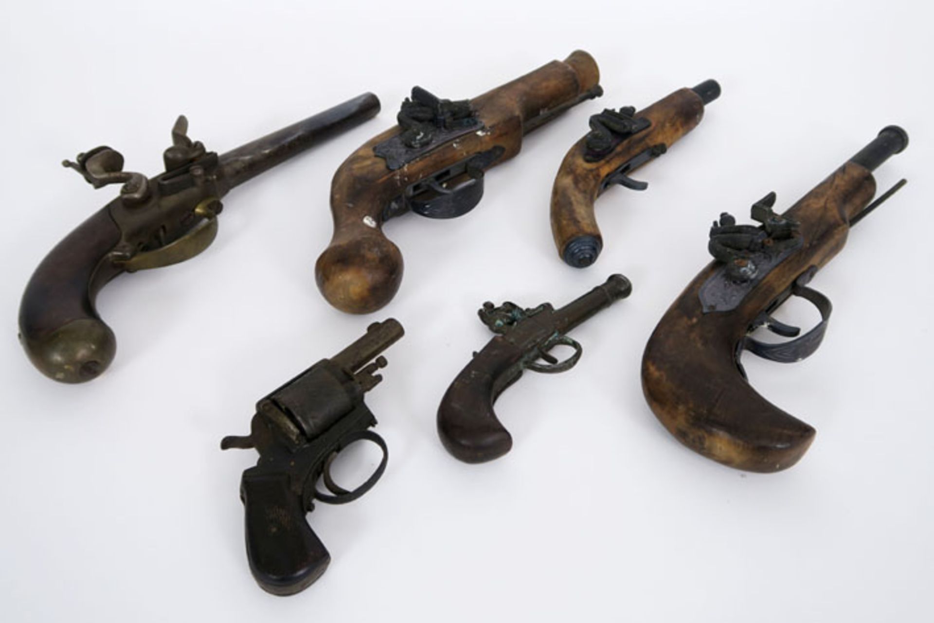 several old pistols - - Lot oude pistolen -