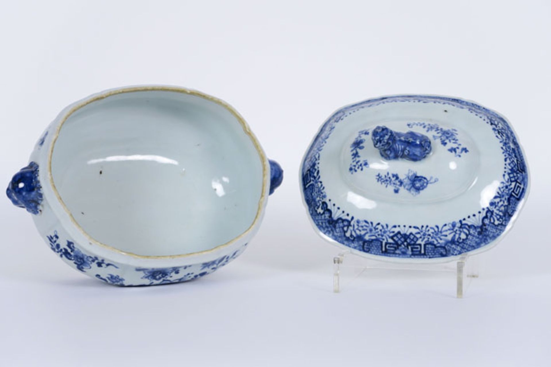 18th Cent. Chinese lidded tureen in porcelain with blue-white flower decor - - [...] - Bild 3 aus 4