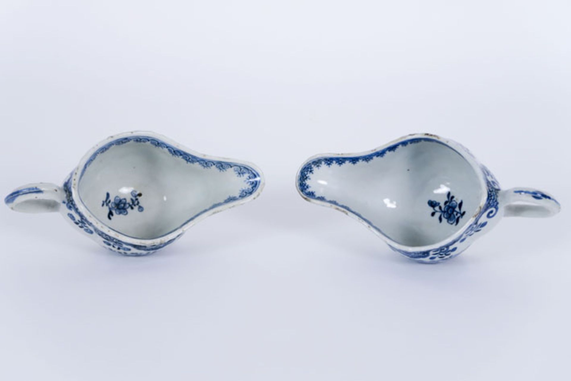 pair of 18th Cent. Chinese sauce boats in porcelain with blue-white decor with [...] - Bild 2 aus 3