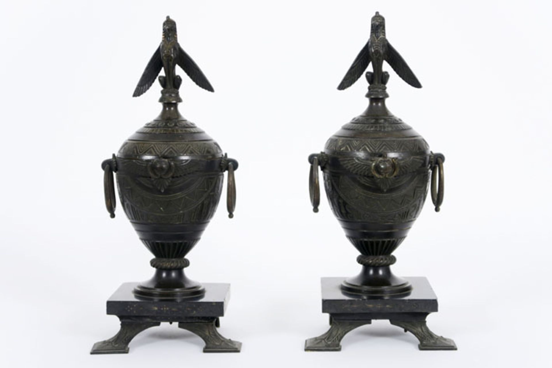 pair of twenties' covered "Ancient Egyptian revival" urns - - Paar gedekselde [...]