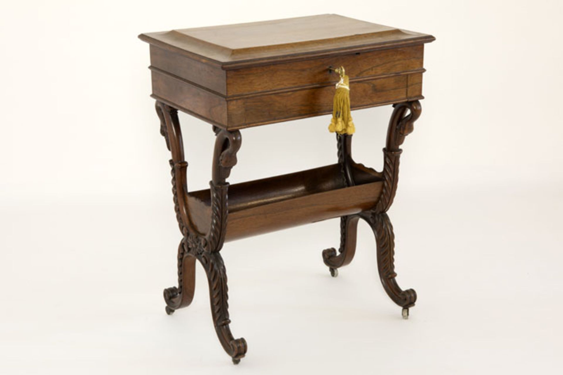 nice early 19th Cent. writing- and sewingtable in rose-wood - - Fraai vroeg [...]