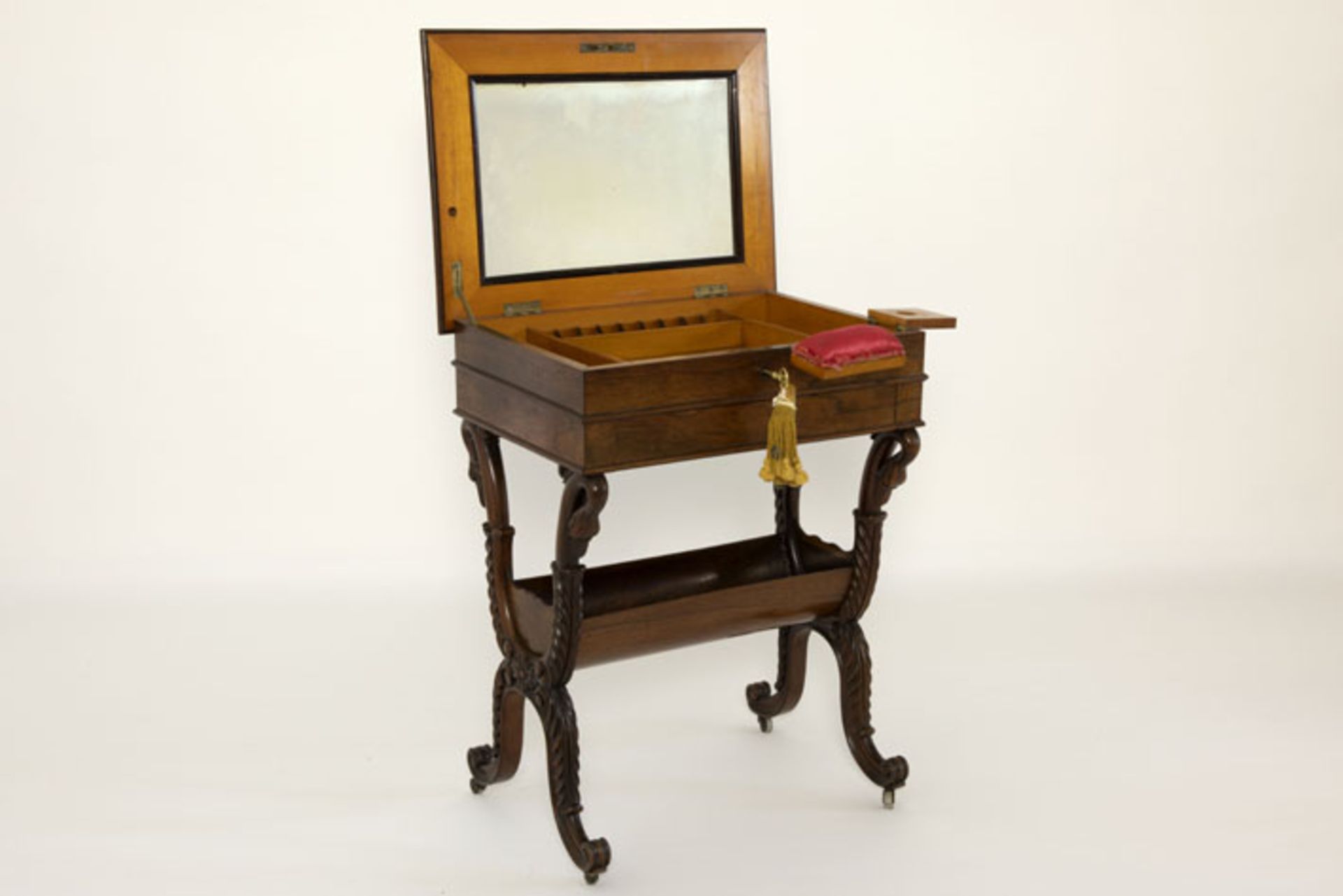 nice early 19th Cent. writing- and sewingtable in rose-wood - - Fraai vroeg [...] - Bild 2 aus 2